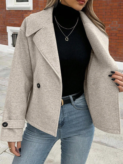 Casual coat with double-breasted closure and wide collar