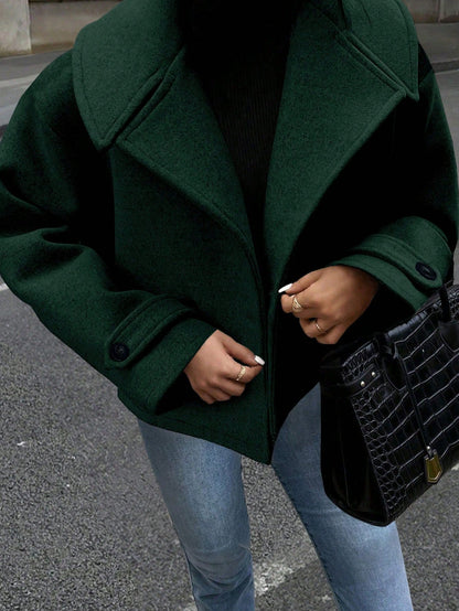 Casual coat with double-breasted closure and wide collar