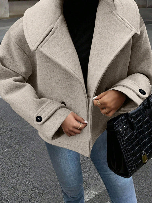 Casual coat with double-breasted closure and wide collar