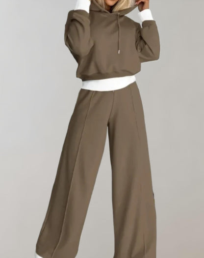 Completo casual da donna con felpa con cappuccio – Comodo e moderno