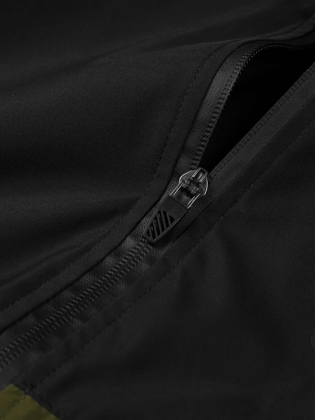 Daan | Windproof Men's Jacket with Zip Fastening and Multiple Pockets