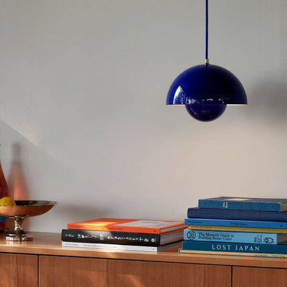 Elegante Deckenleuchte aus Holz mit warmem Licht
