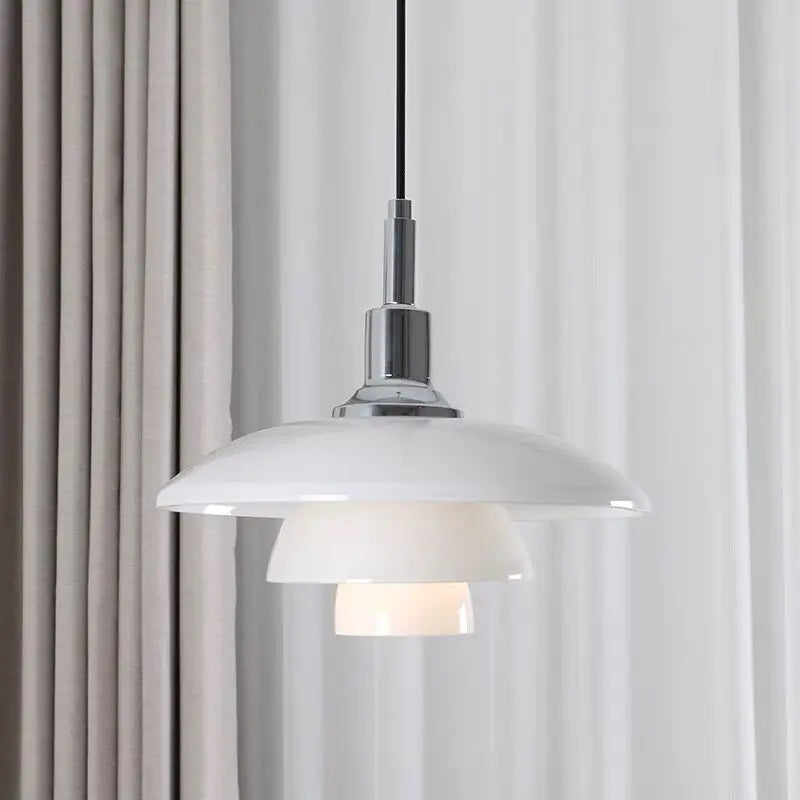 Ylellinen riippuvalaisin kromipinnalla