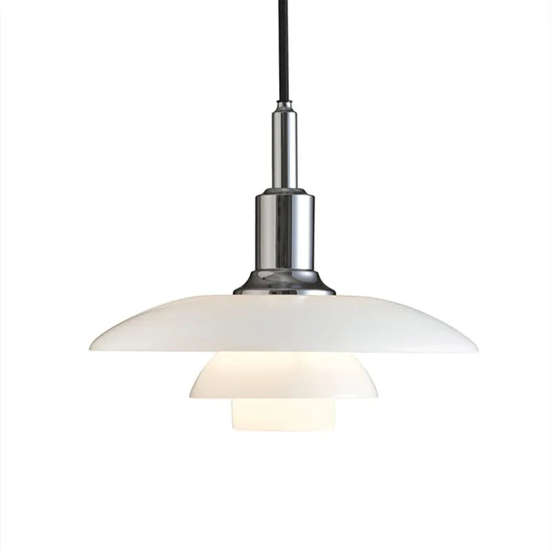 Ylellinen riippuvalaisin kromipinnalla