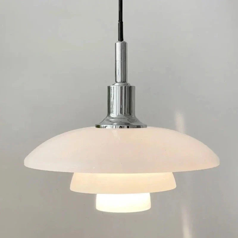Ylellinen riippuvalaisin kromipinnalla