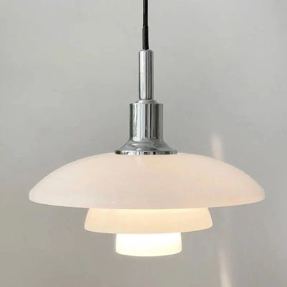 Ylellinen riippuvalaisin kromipinnalla