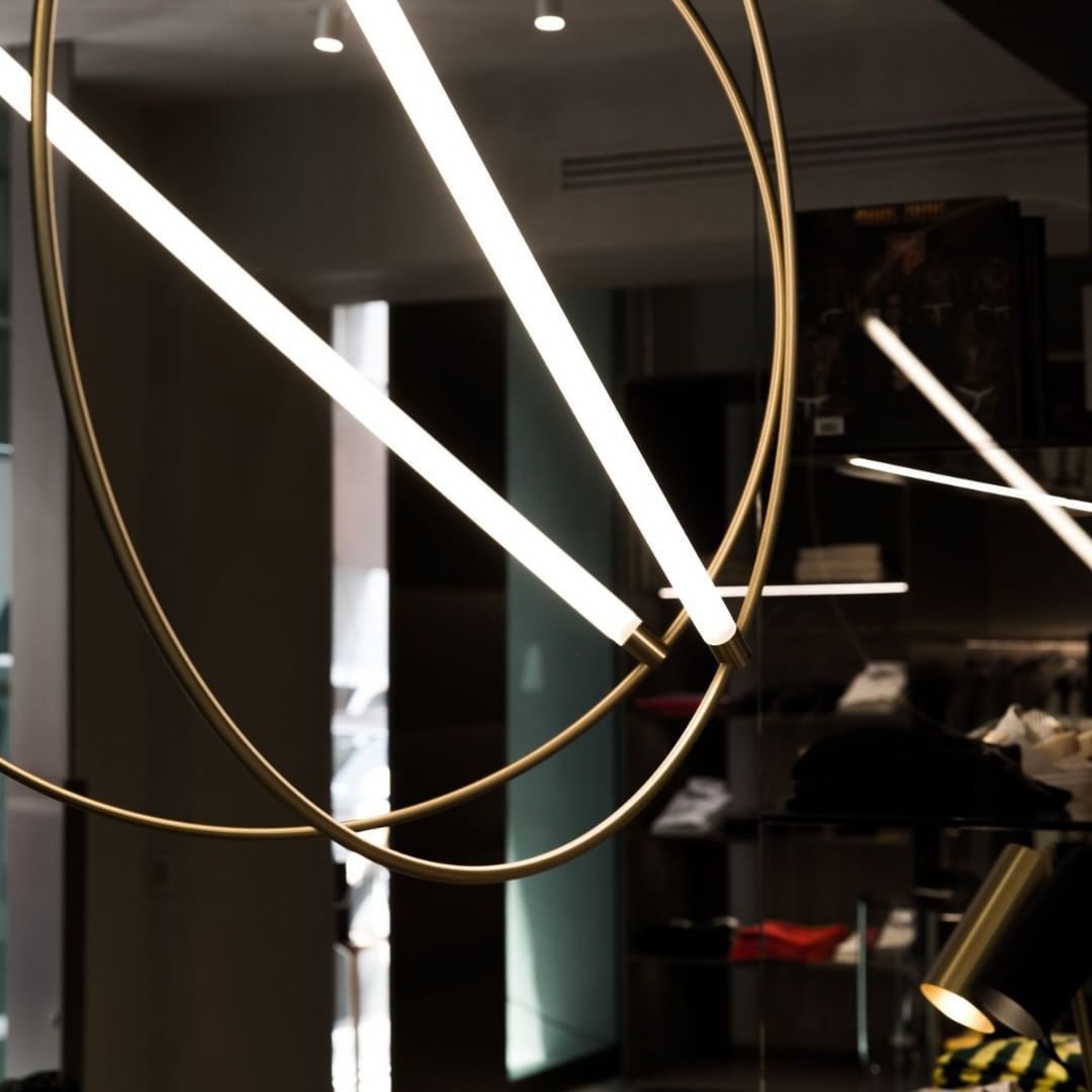 Moderne skandinavische Pendelleuchte mit LED und luxuriöser Oberfläche