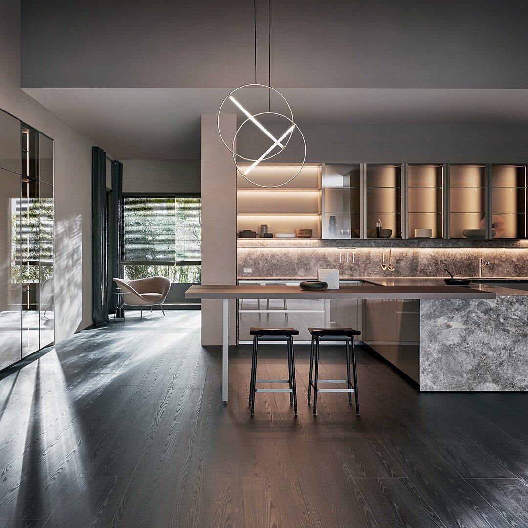 Moderne skandinavische Pendelleuchte mit LED und luxuriöser Oberfläche
