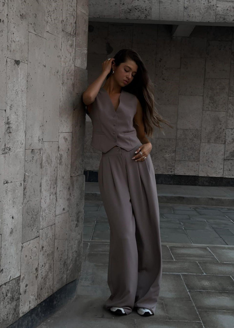 Elegant Sleeveless Blazer Suit for Women
