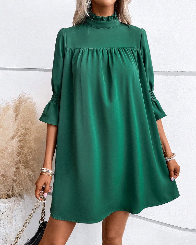 Elegant dress with a high collar in a solid colour