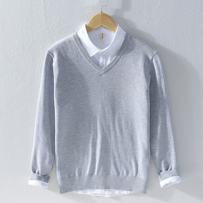 Gestrickter Pullover mit V-Ausschnitt