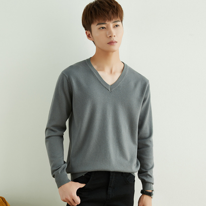 Gestrickter Pullover mit V-Ausschnitt