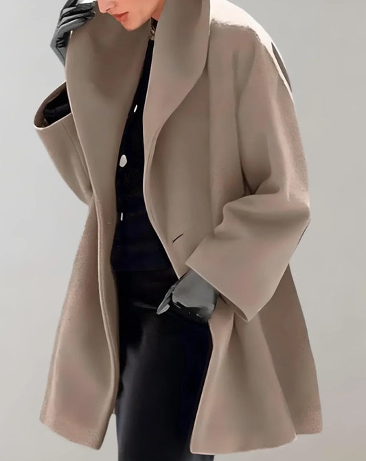 Abrigo elegante de mujer con botones