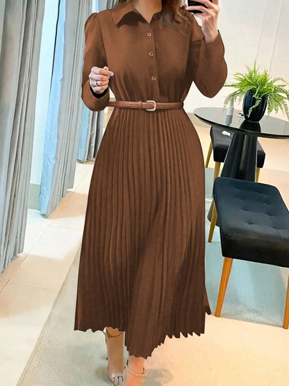 Robe plissée à manches longues avec fermeture à boutons