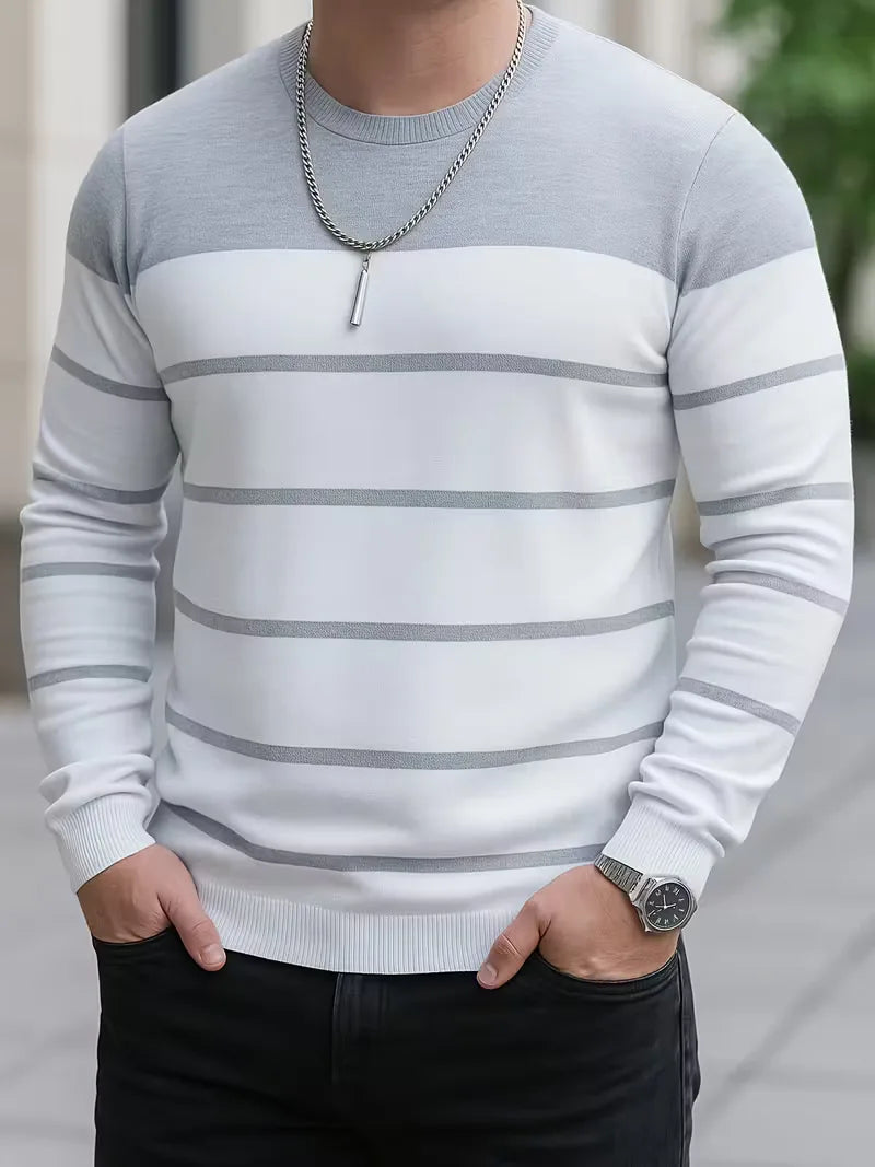 Pull rayé avec col rond et manches longues
