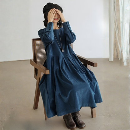 Long Ladies' Dress – Elegant Silhouette for Special Occasions