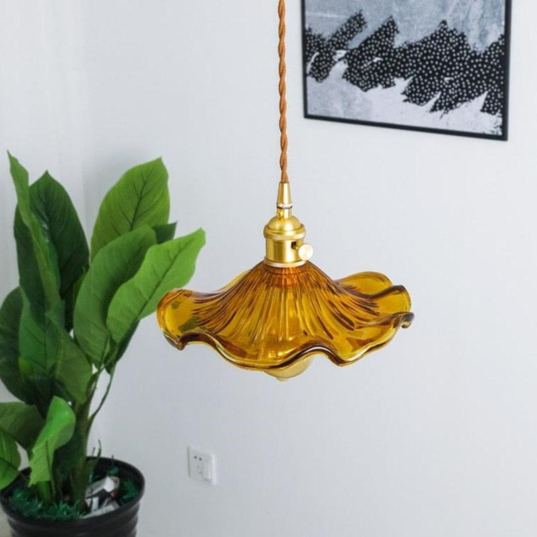 Sklenená závesná lampa Leonardo – nadčasová elegancia do každého priestoru