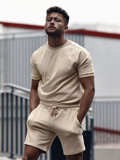 Herren-Sommerset mit T-Shirt und Shorts in bequemer Passform