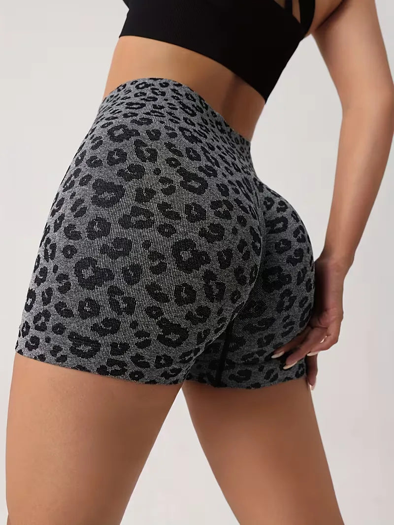 High-waisted shorts with leopard print