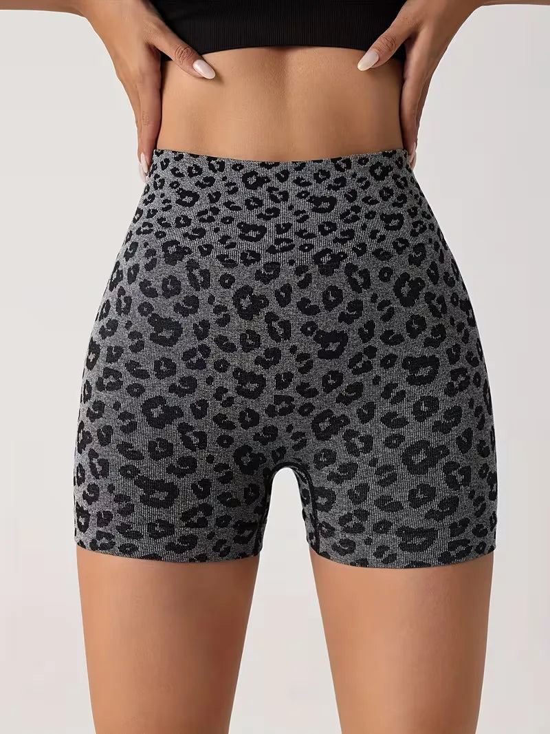 High-waisted shorts with leopard print