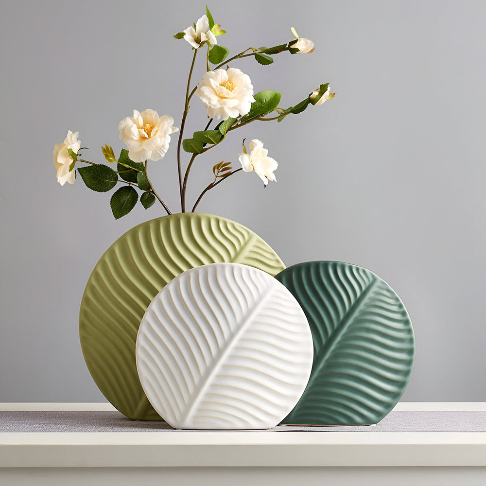 Vaso minimalista in ceramica con rilievo a foglia, per interni in stile scandinavo