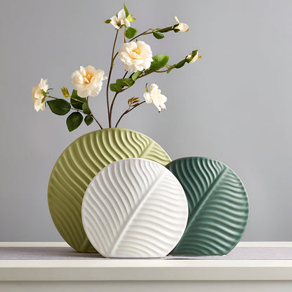 Vaso minimalista in ceramica con rilievo a foglia, per interni in stile scandinavo