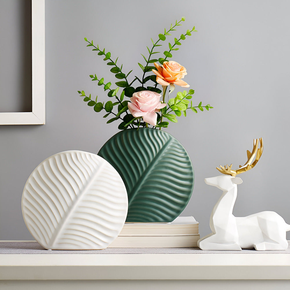 Vaso minimalista in ceramica con rilievo a foglia, per interni in stile scandinavo