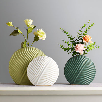 Vaso minimalista in ceramica con rilievo a foglia, per interni in stile scandinavo