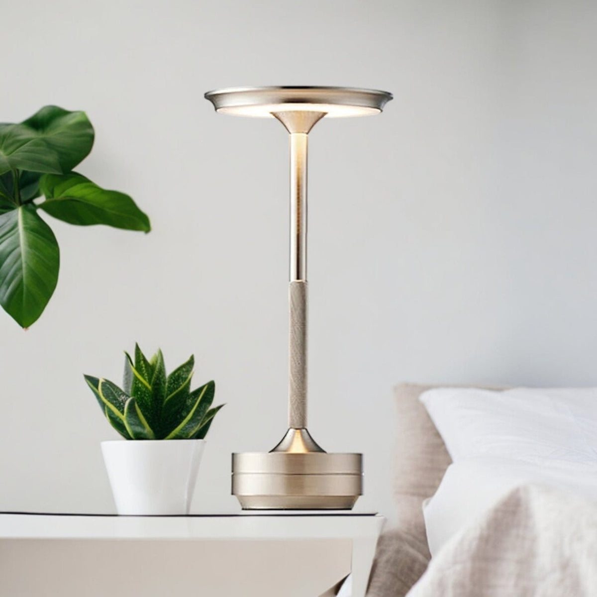 Lámpara de mesa Aura Luxe – Diseño moderno con luz cálida y regulable