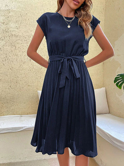 Pleated dress with short sleeves