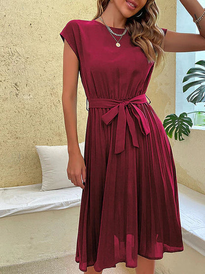Pleated dress with short sleeves