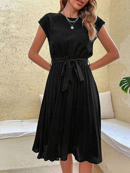 Pleated dress with short sleeves