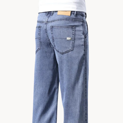 Jeans with regular fit and straight leg