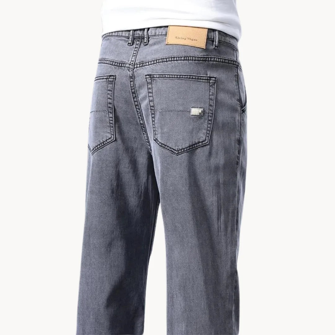 Jeans with regular fit and straight leg