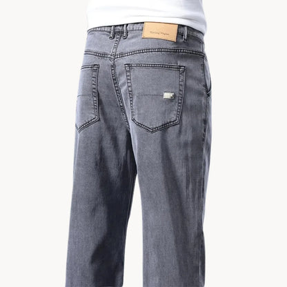 Jeans with regular fit and straight leg