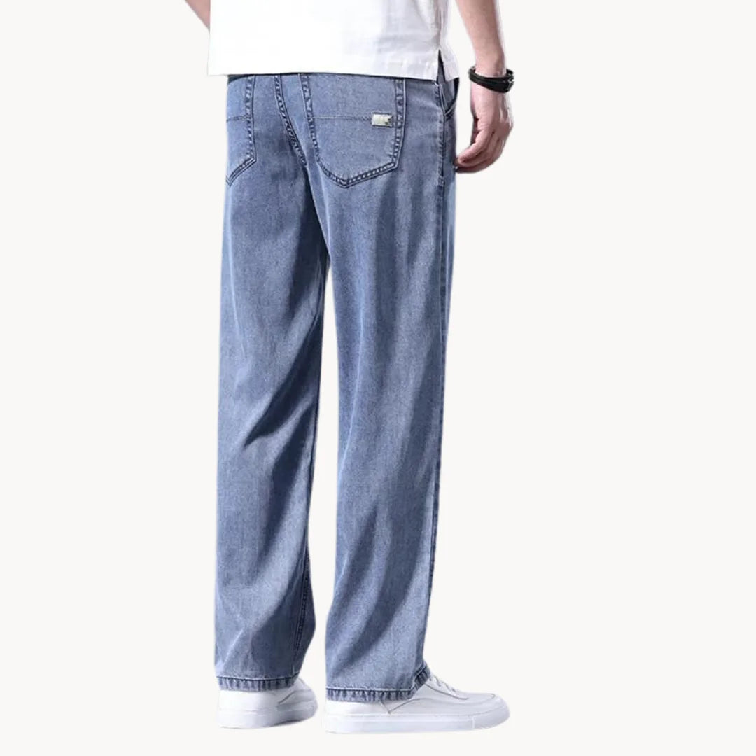 Jeans with regular fit and straight leg