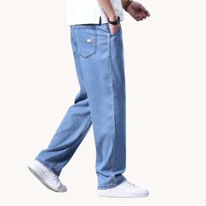 Jeans with regular fit and straight leg