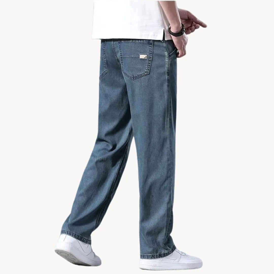 Jeans with regular fit and straight leg