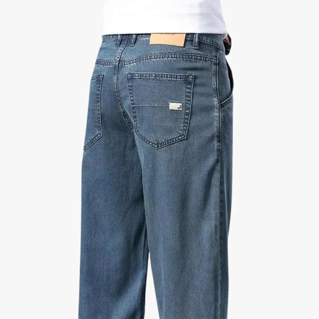 Jeans with regular fit and straight leg
