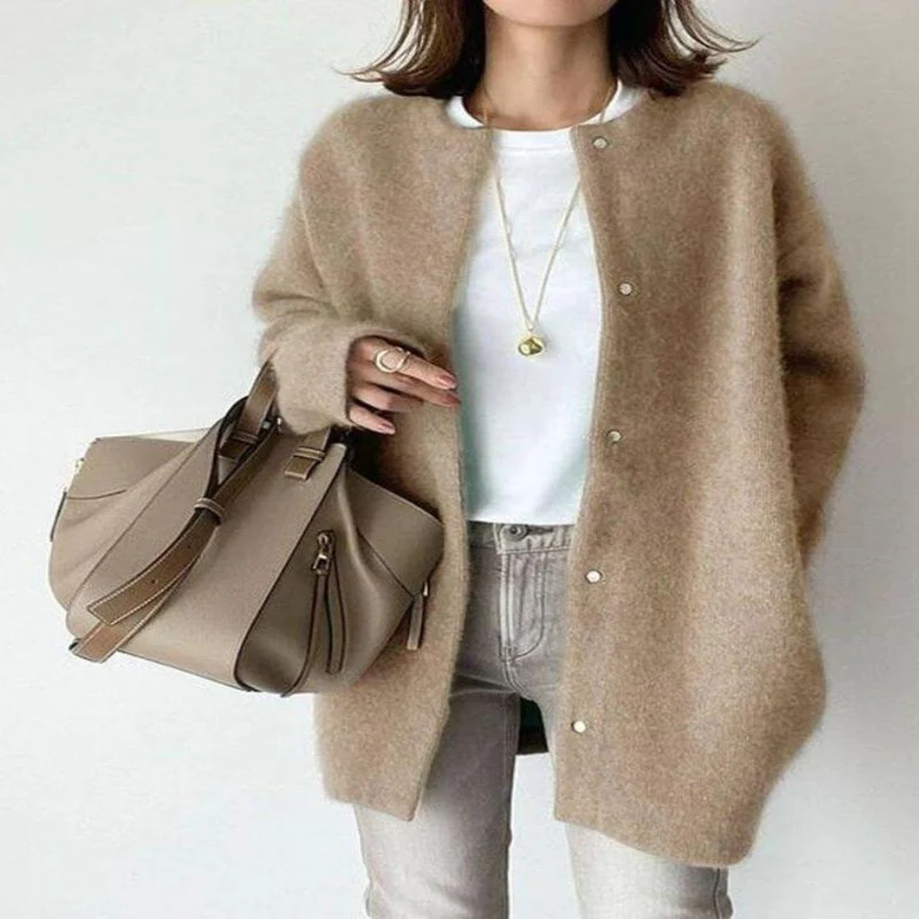 Knitted cardigan – versatile style for layered looks