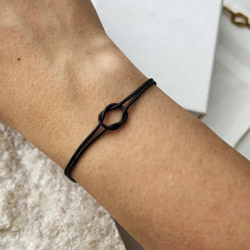 Elegant Knot Bracelet – Subtle and Refined