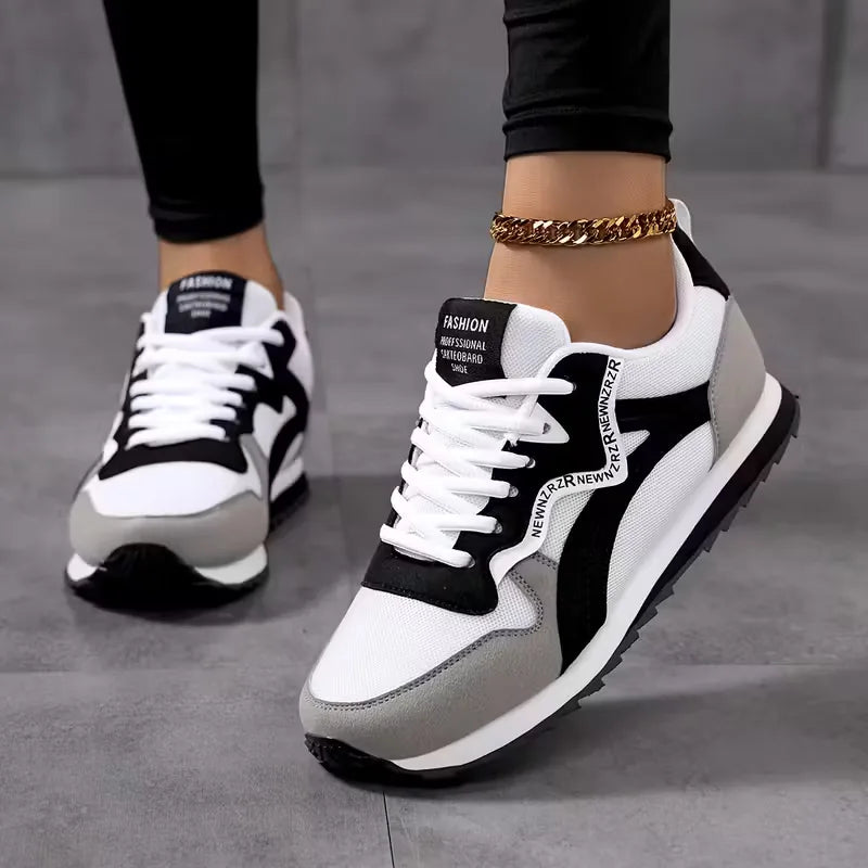 Low sneakers with striped pattern