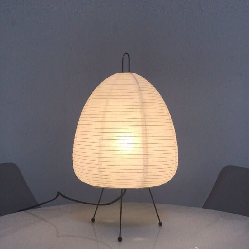Lampada da tavolo con paralume in carta di riso e design di ispirazione giapponese