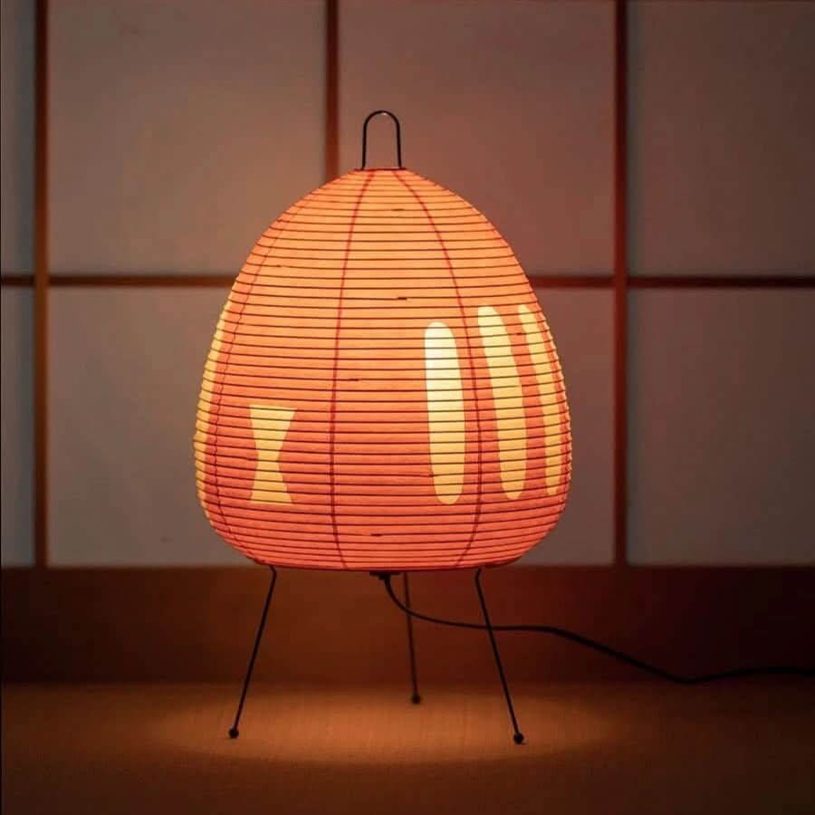 Lampada da tavolo con paralume in carta di riso e design di ispirazione giapponese