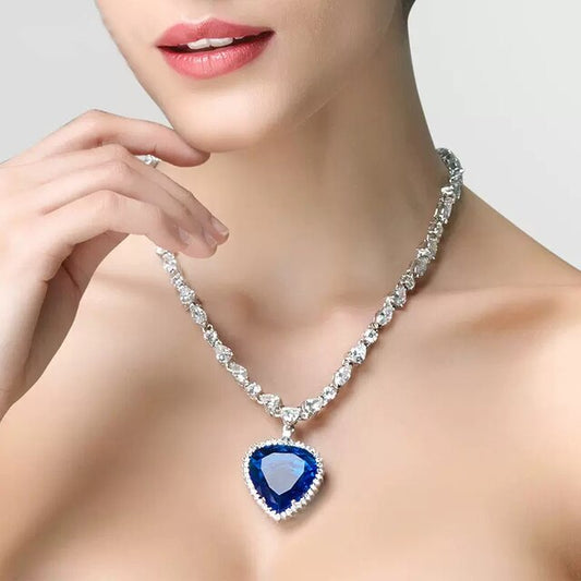 Collar elegante y estilizado con corazón azul hecho de cristal - Amanda