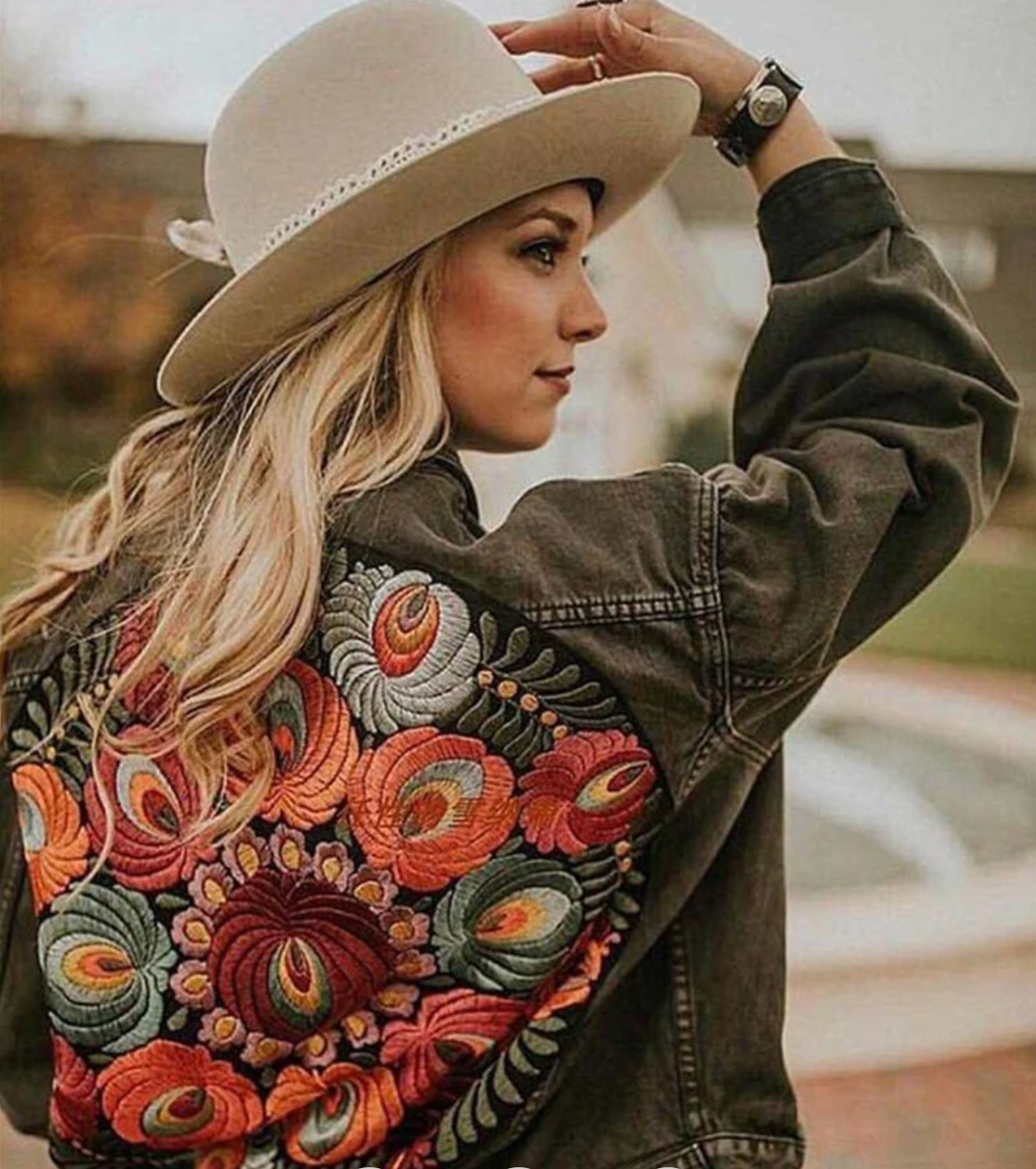 Casaco de ganga elegante para mulher — com estampado floral