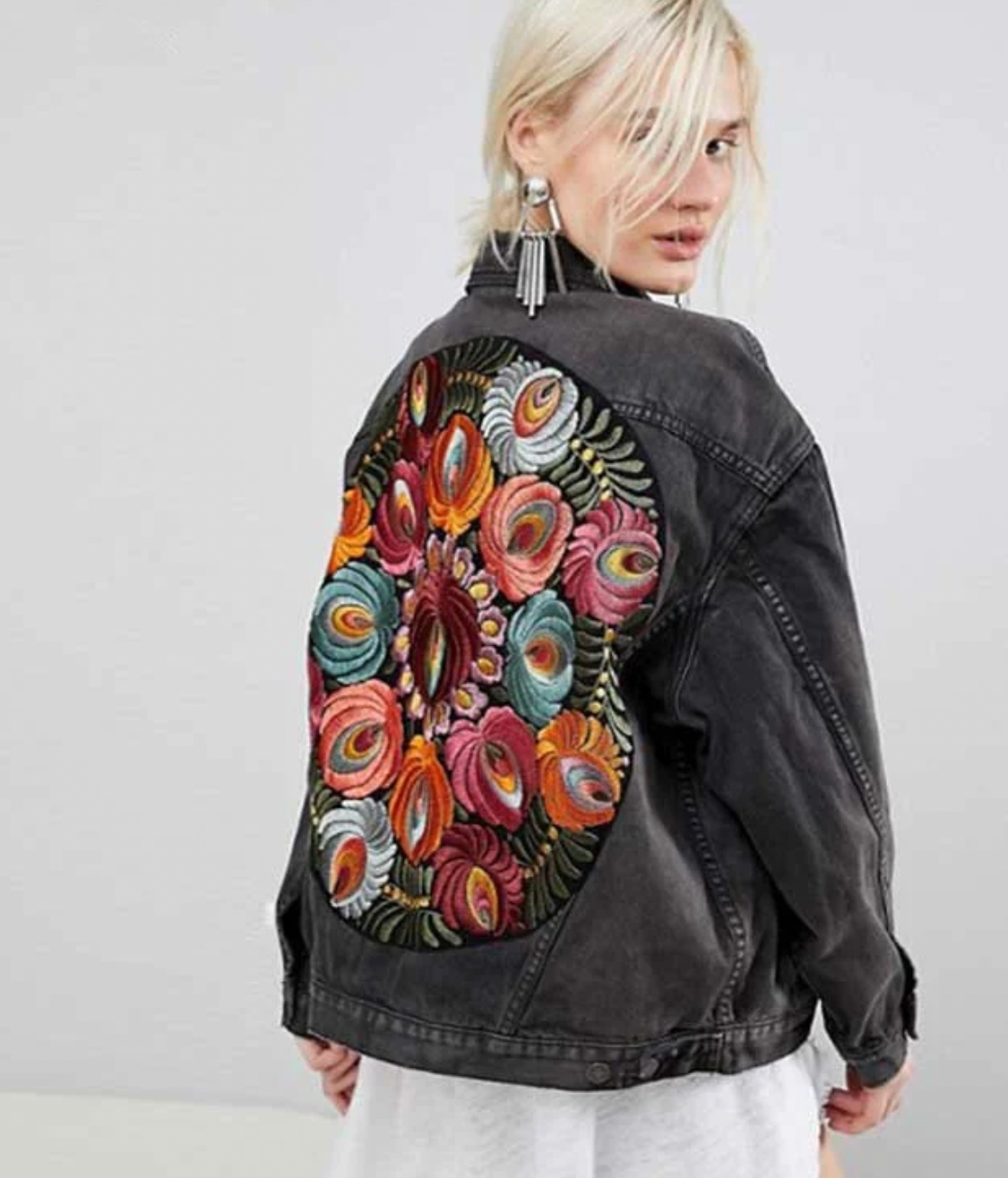 Casaco de ganga elegante para mulher — com estampado floral
