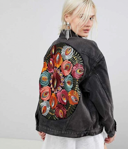 Casaco de ganga elegante para mulher — com estampado floral