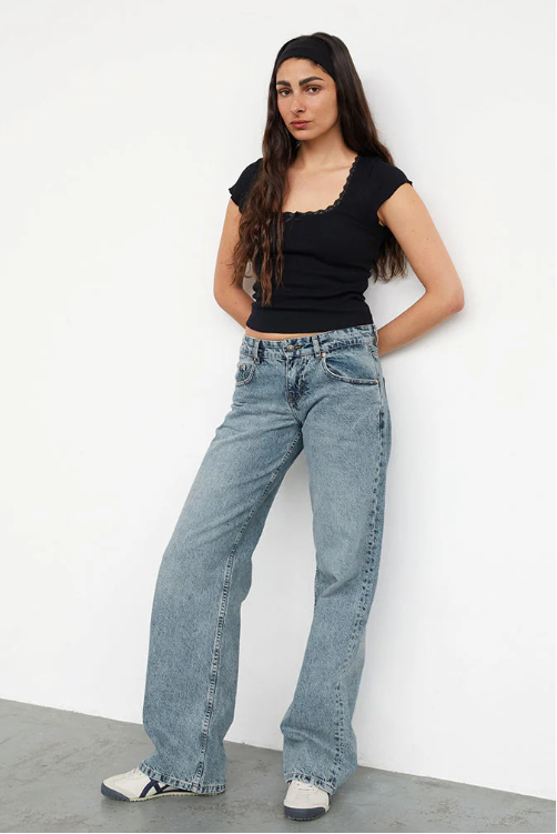 Low Rise Straight-Leg Women's Jeans with Vintage Wash