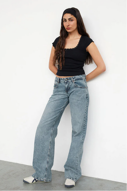 Low Rise Straight-Leg Women's Jeans with Vintage Wash